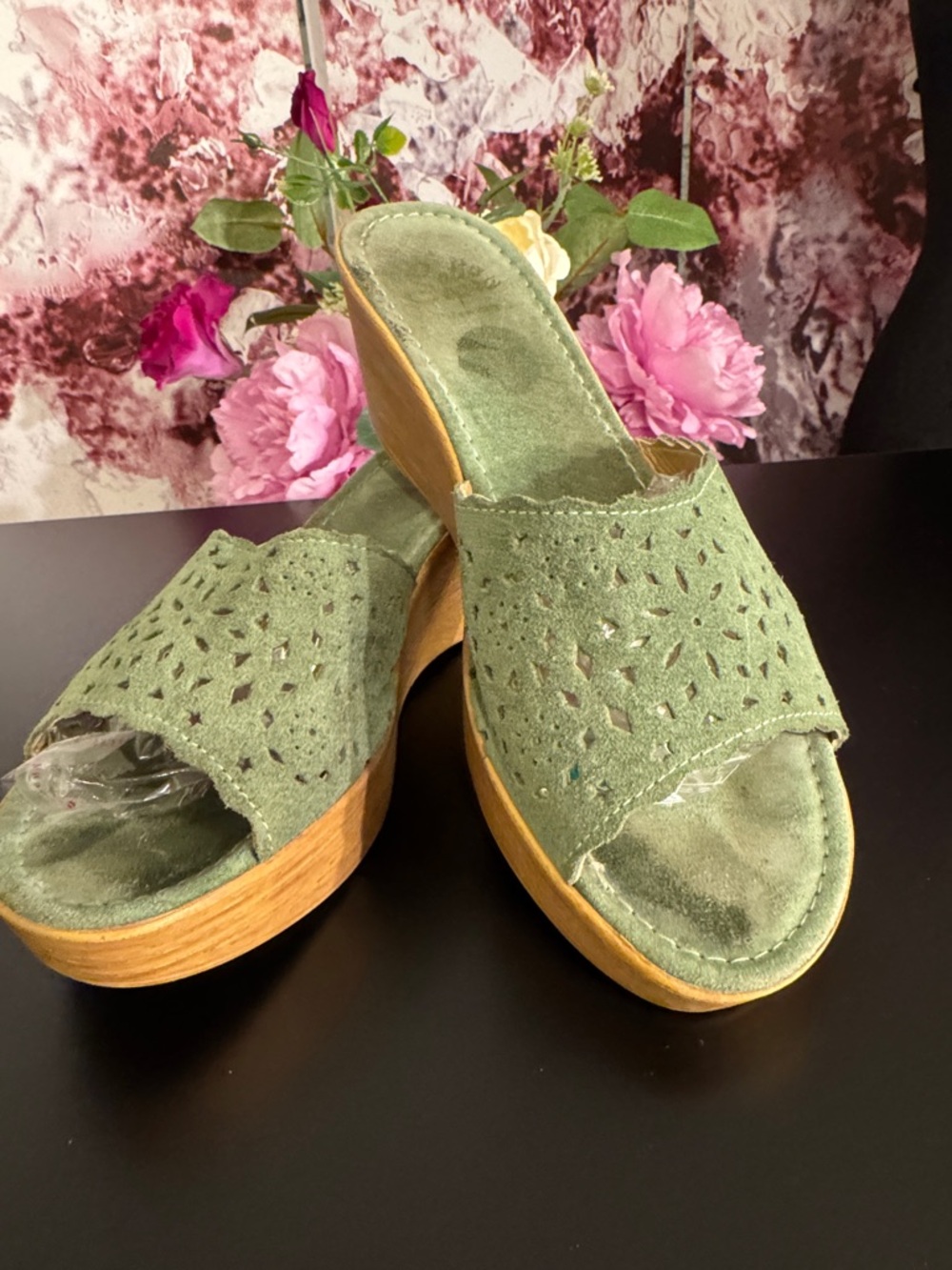 Sotto Sopra Green Suede Laser-Cut Open-Toe Wedge Mules - Picture 8 of 8